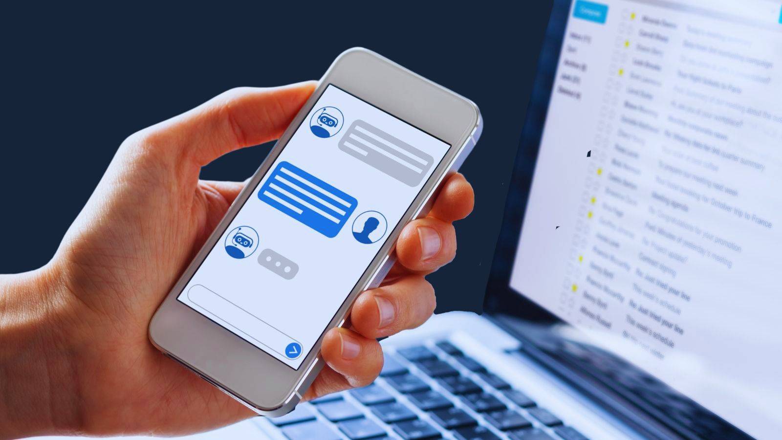 Persona interactuando con chatbots personalizados con IA en celular, con laptop al fondo